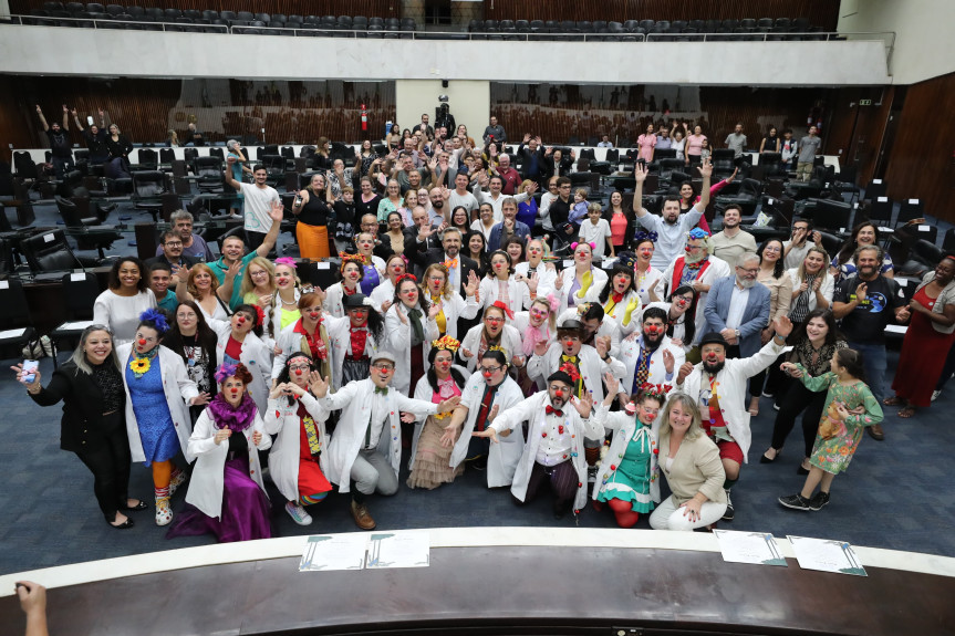 Emoção e bom humor marcam homenagem aos Especialistas da Alegria realizada na Assembleia Legislativa