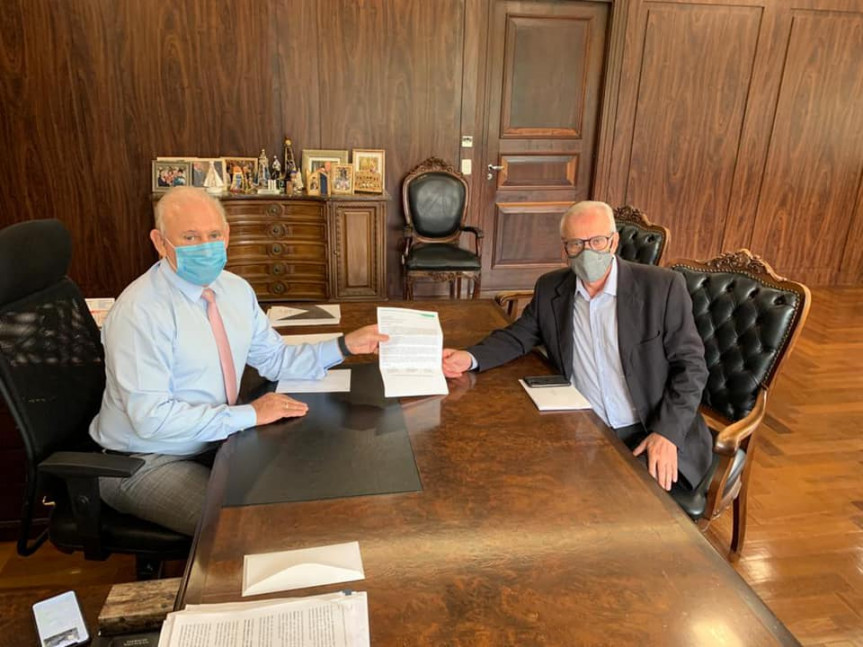 Deputado Ademar Traiano (PSDB), presidente da Assembleia Legislativa do Paraná, com o diretor Técnico do Hospital Nossa Senhora das Graças, Luiz Sallim Emed.
