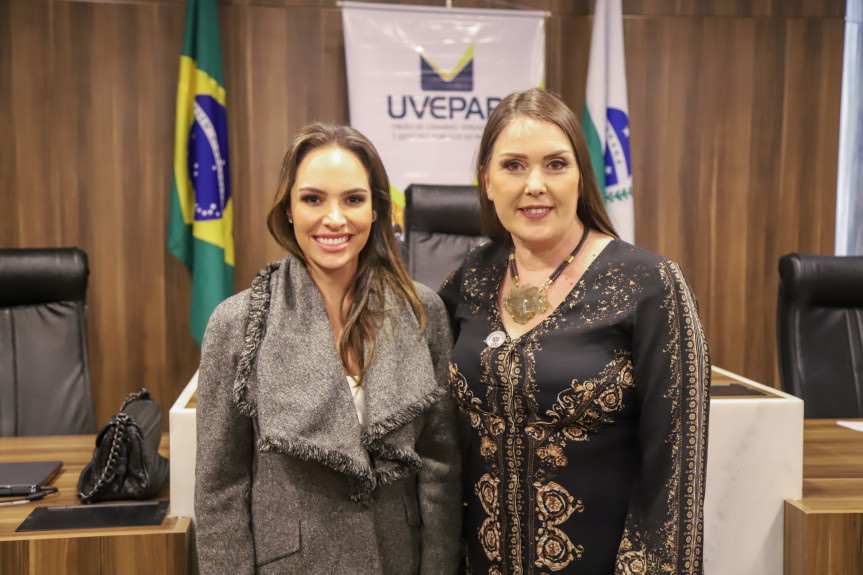 A deputada Maria Victoria (PP), 2ª secretária da Casa, ao lado da vereadora de Castro, Fátima Castro (Avante), reeleita para presidir a entidade até 2029.