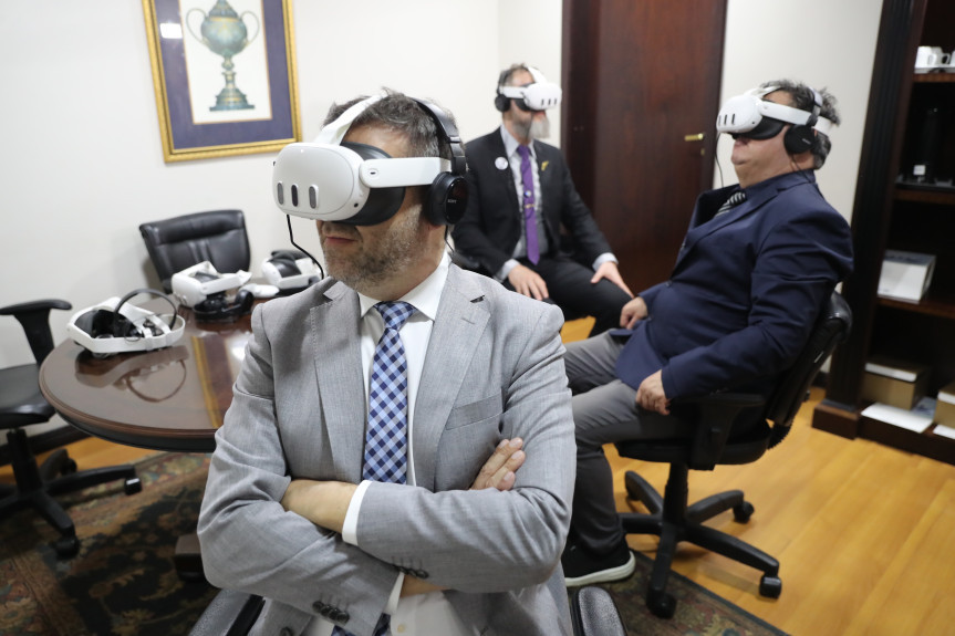 Os deputados puderam testar otour em 360 graus por todos os espaços do Poder Legislativo, proporcionando uma experiência imersiva e inédita por meio dos óculos de realidade virtual.