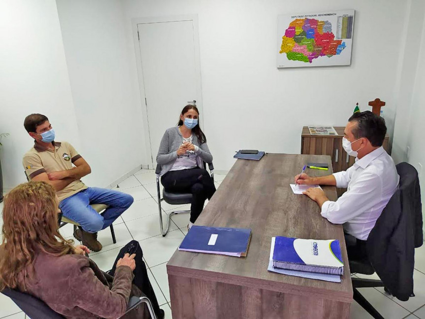 Em junho, o deputado Reichembach recebeu os proprietários da Queijaria Rancho Fundo, Oscar e Franciele Haselbauer, e a chefe do núcleo regional da Seab, Denise Adamchuk, para tratar do Selo Arte. Certificação foi concedida pouco mais de um mês depois.