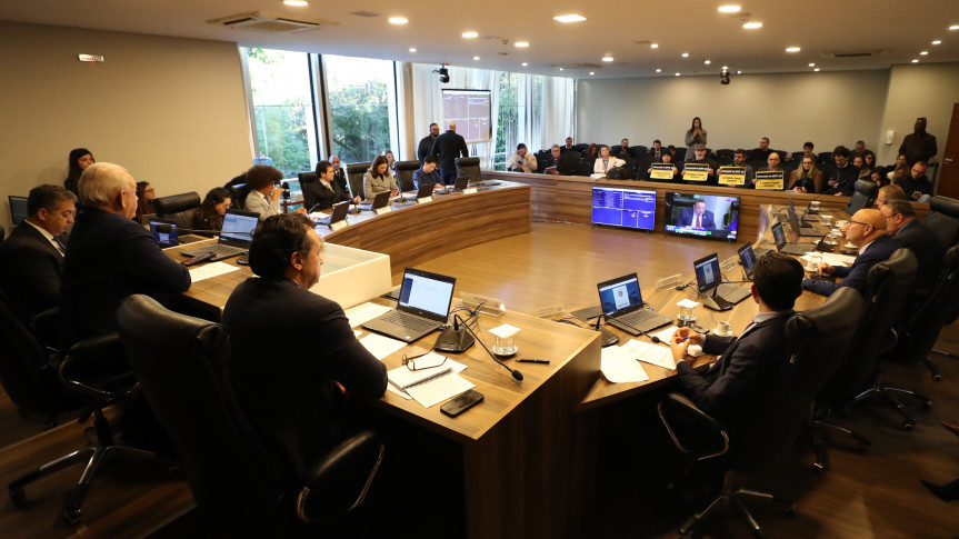 Comissão se reuniu após a sessão plenária desta segunda-feira (7).
