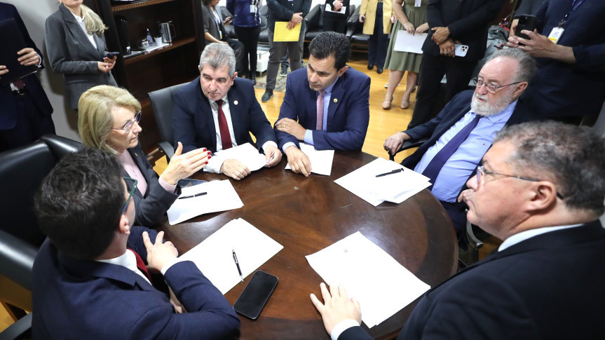 Reunião ocorreu antes das sessões plenárias desta segunda-feira (27).