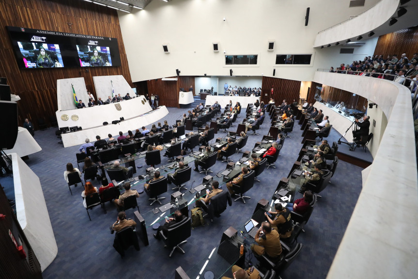 Temas de grande relevância e de discussão pela sociedade brasileira e também da classe política, como a reforma tributária, aprovada recentemente pelos deputados federais, e a nova lei de licitações e contratos para o setor público, que lotaram o Plenário do legislativo paranaense.