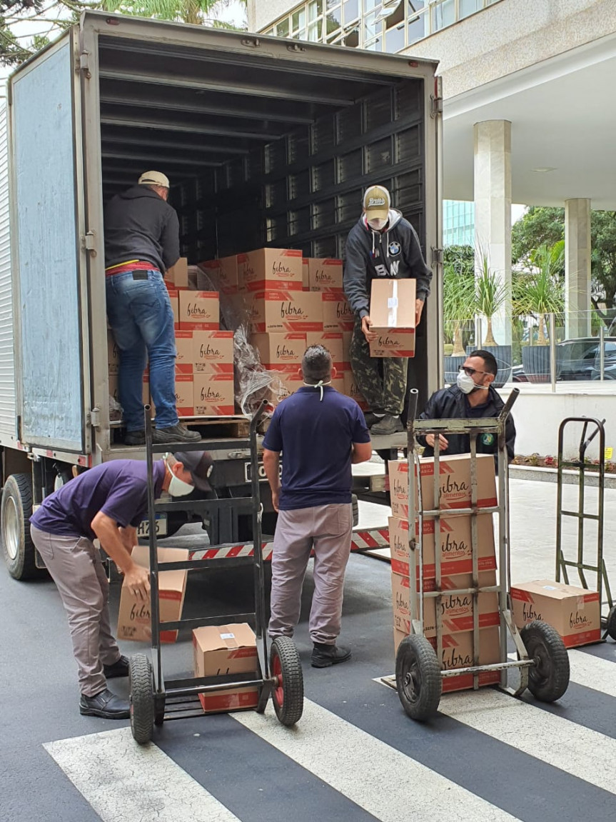 Servidores da Assembleia doam cestas básicas para a Campanha Cesta Solidária Paraná do Governo do Estado.