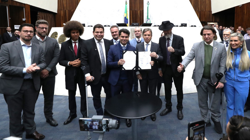 Solenidade aconteceu na noite desta terça-feira (5), no Plenário da Assembleia Legislativa do Paraná.