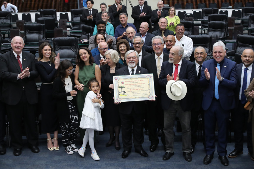 Homenageado construiu trajetória marcada pela atuação na educação e na gestão pública paranaenses