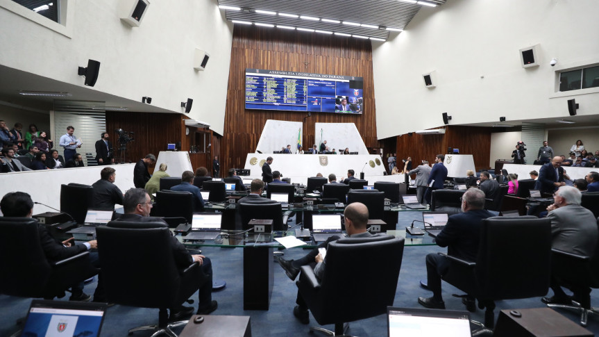 Os parlamentares participaram de 71 sessões plenárias no semestre.