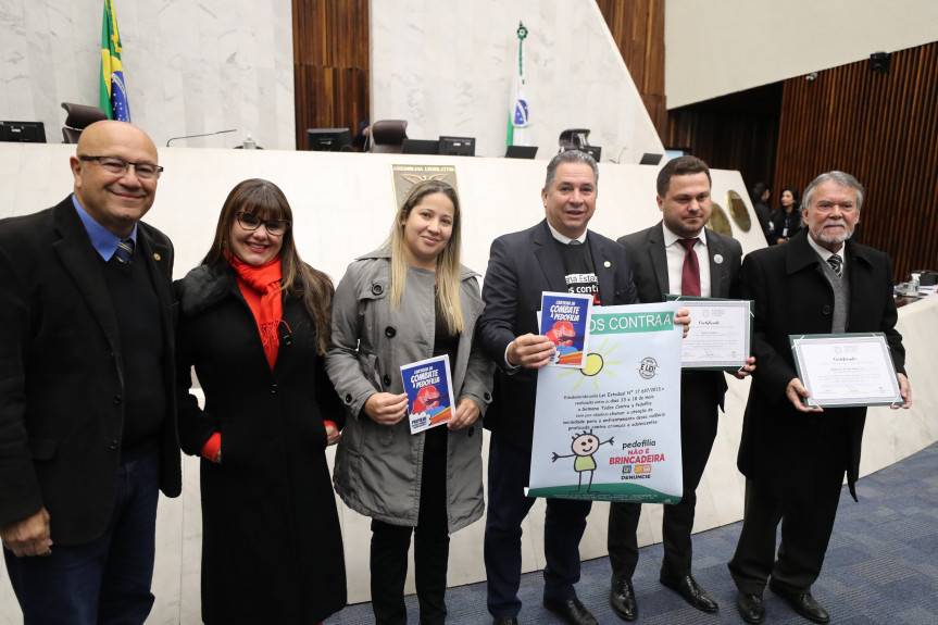 Cartilha lançada na Assembleia traz orientações para observar sinais de abusos contra crianças e adolescentes.