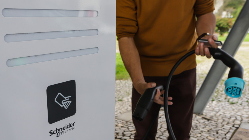 A necessidade de regulamentar a instalação dos carregadores deve-se especialmente ao significativo crescimento da venda de veículos puramente elétricos e dos híbridos.