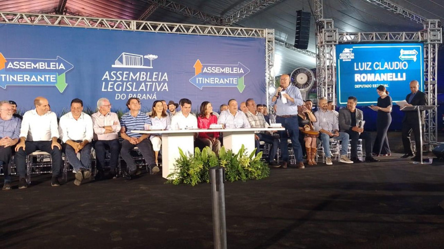 Deputado Luiz Claudio Romanelli (PSD) discursa durante a sessão especial da Assembleia Itinerante de Telêmaco Borba.