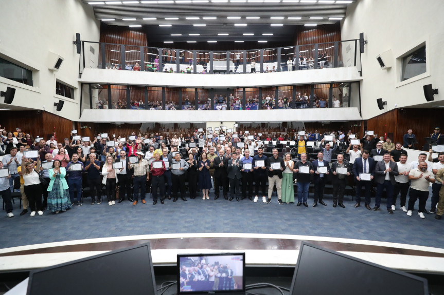 Solenidade ocorreu na noite desta segunda-feira (17), no Plenário da Assembleia Legislativa do Paraná.