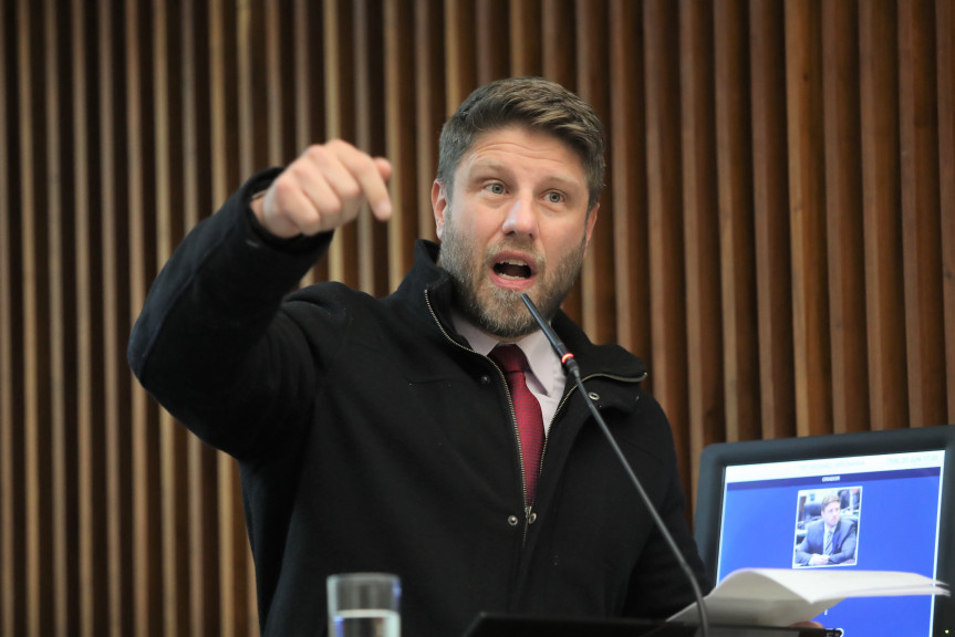 O parlamentar destacou a manifestação do TCE-PR, que apontou diversas irregularidades na licitação da Seap e na contratação da Pay Brokers.