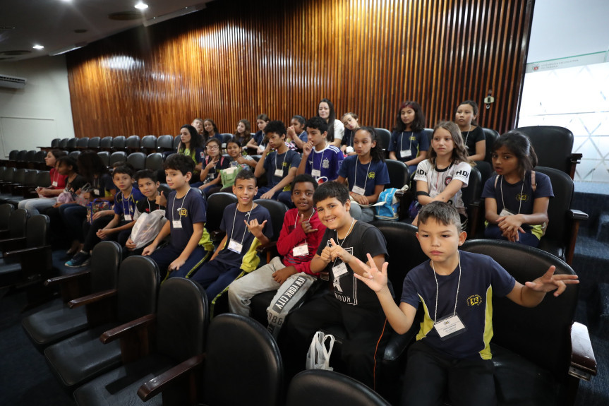 Pela manhã, os estudantes da Escola Municipal CEI Professora Maria Augusta Jouve, de Curitiba, acompanharam a sessão plenária e conheceram os espaços da Assembleia.