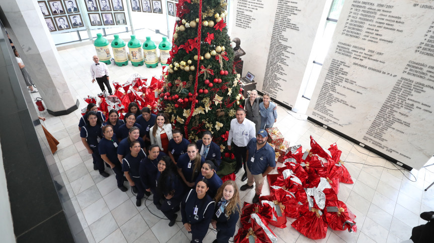 A ação ocorreu no hall do prédio administrativo, com a entrega de itens arrecadados durante a Campanha de Natal 2025.