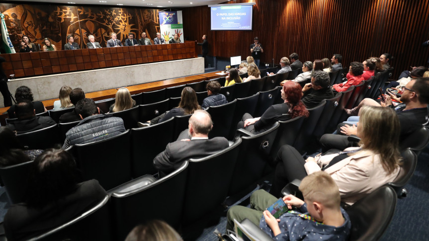 O evento no Plenarinho integrou as ações do Abril Azul, mês de conscientização sobre o autismo.