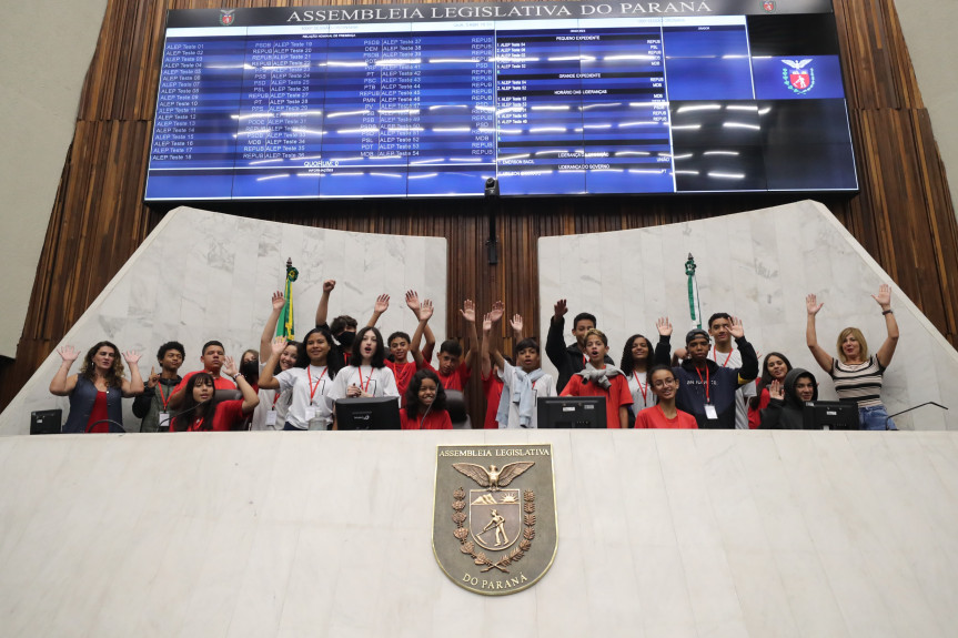 Estudantes tiveram a oportunidade de conhecer o Plenário da Assembleia Legislativa do Paraná.