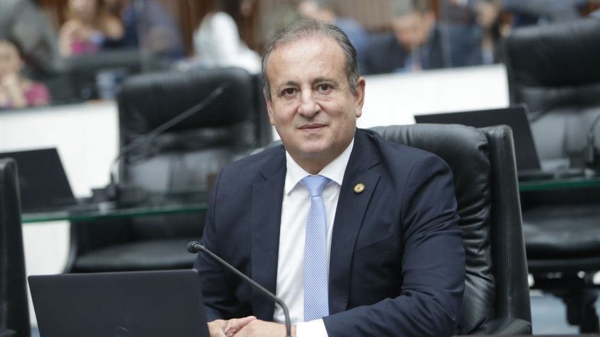 Deputado Moacyr Fadel protocolou requerimento à Sanepar nesta terça-feira (18).