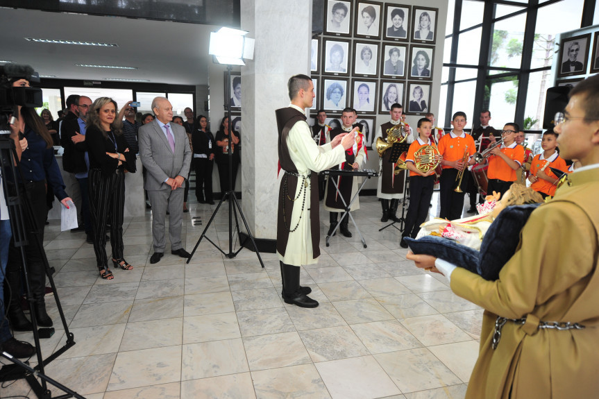 Congregação católica apresentou na Assembleia Legislativa, com um coral formado por jovens músicos, um ato em homenagem à festa máxima da cristandade.