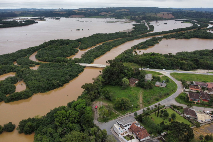 Segundo a Lei Estadual 22.146/2024, novos empreendimentos públicos e privados com áreas impermeabilizadas superiores a 500 m² deverão instalar sistemas de captação e retenção de água.