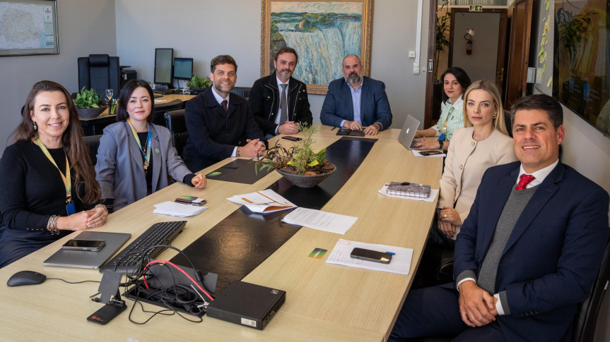 Reunião para a assinatura do convênio aconteceu nesta quarta-feira (13).
