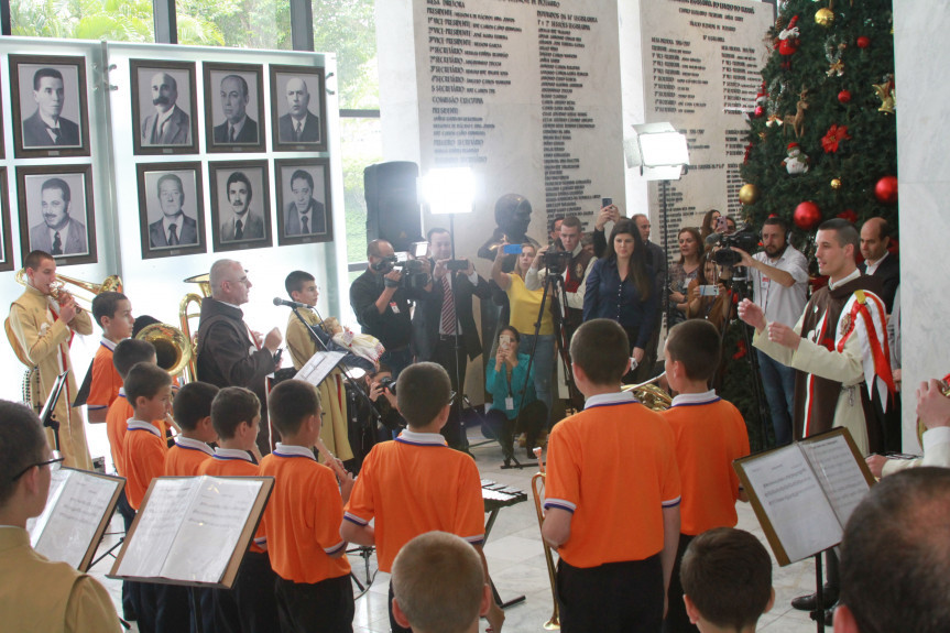 Congregação católica apresentou na Assembleia Legislativa, com um coral formado por jovens músicos, um ato em homenagem à festa máxima da cristandade.