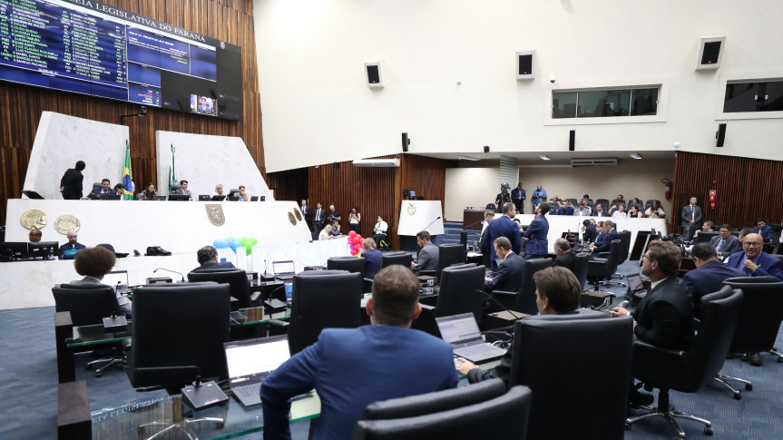 Na sessão desta segunda-feira (30), a ordem do dia contou com 11 itens.