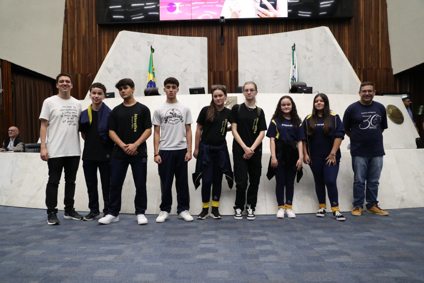 Visitantes puderam conhecer o Plenário da Casa.