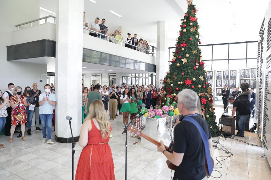 Dia D da Campanha de Natal da Assembleia tem grande volume de doações, solidariedade e música.
