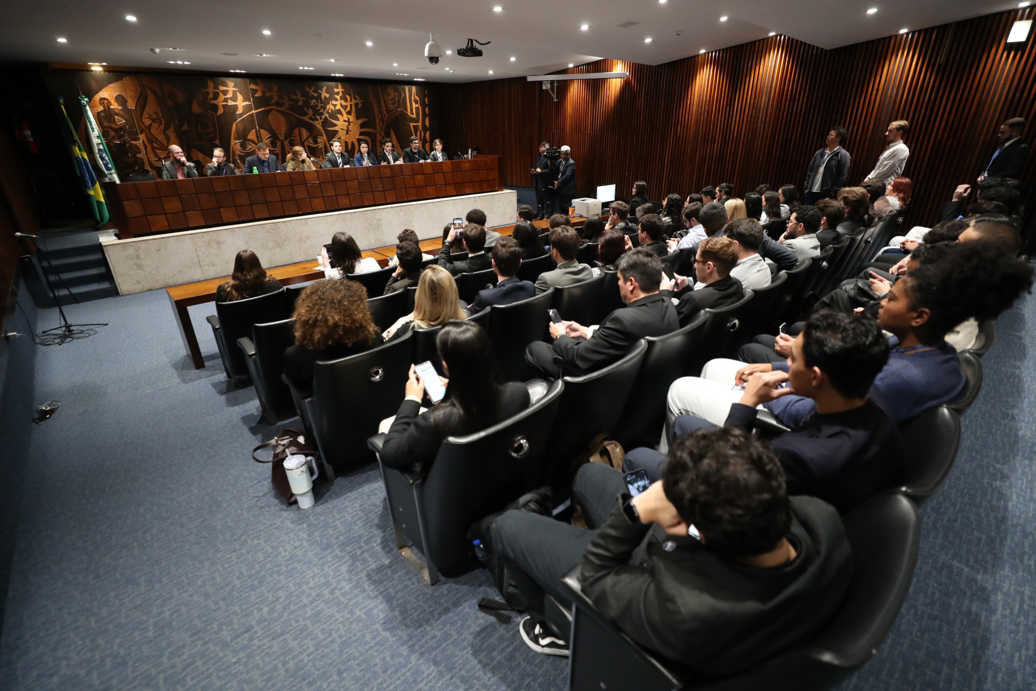 Comunicação PU 2025: audiência pública debate projeto de lei sobre tributos de veículos elétricos e híbridos