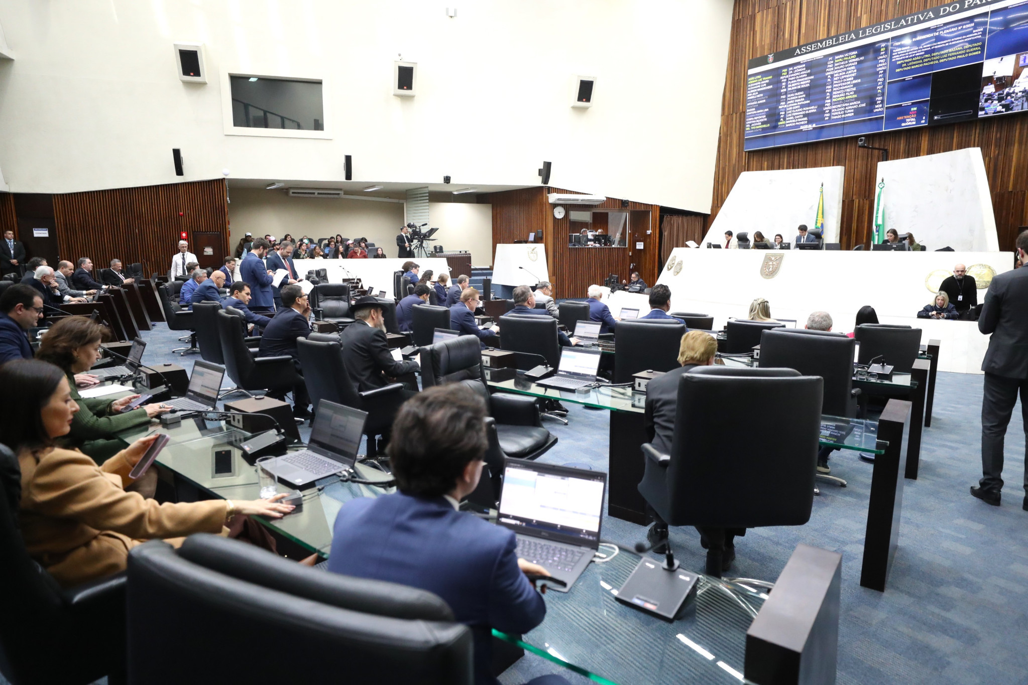 Assembleia acelera votação e projeto que proíbe reconstituição de leite em pó importado no Paraná é aprovado em 1º turno