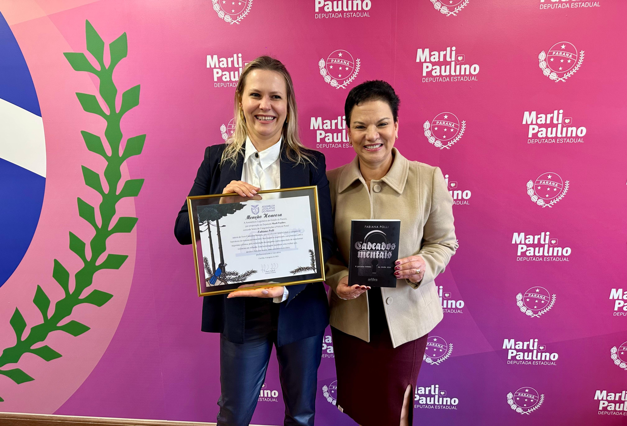 Deputada Marli Paulino (SD) entrega Menção Honrosa para a policial penal e escritora Fabiana Polli