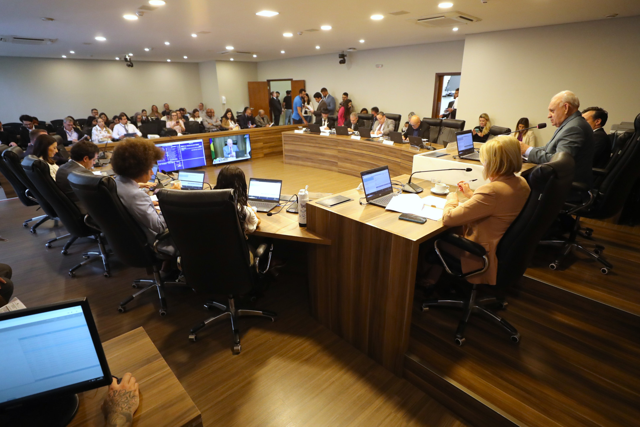 CCJ aprova proposta que amplia acesso a recursos do Fundo de Desenvolvimento Econômico para empreendedores e cooperativas