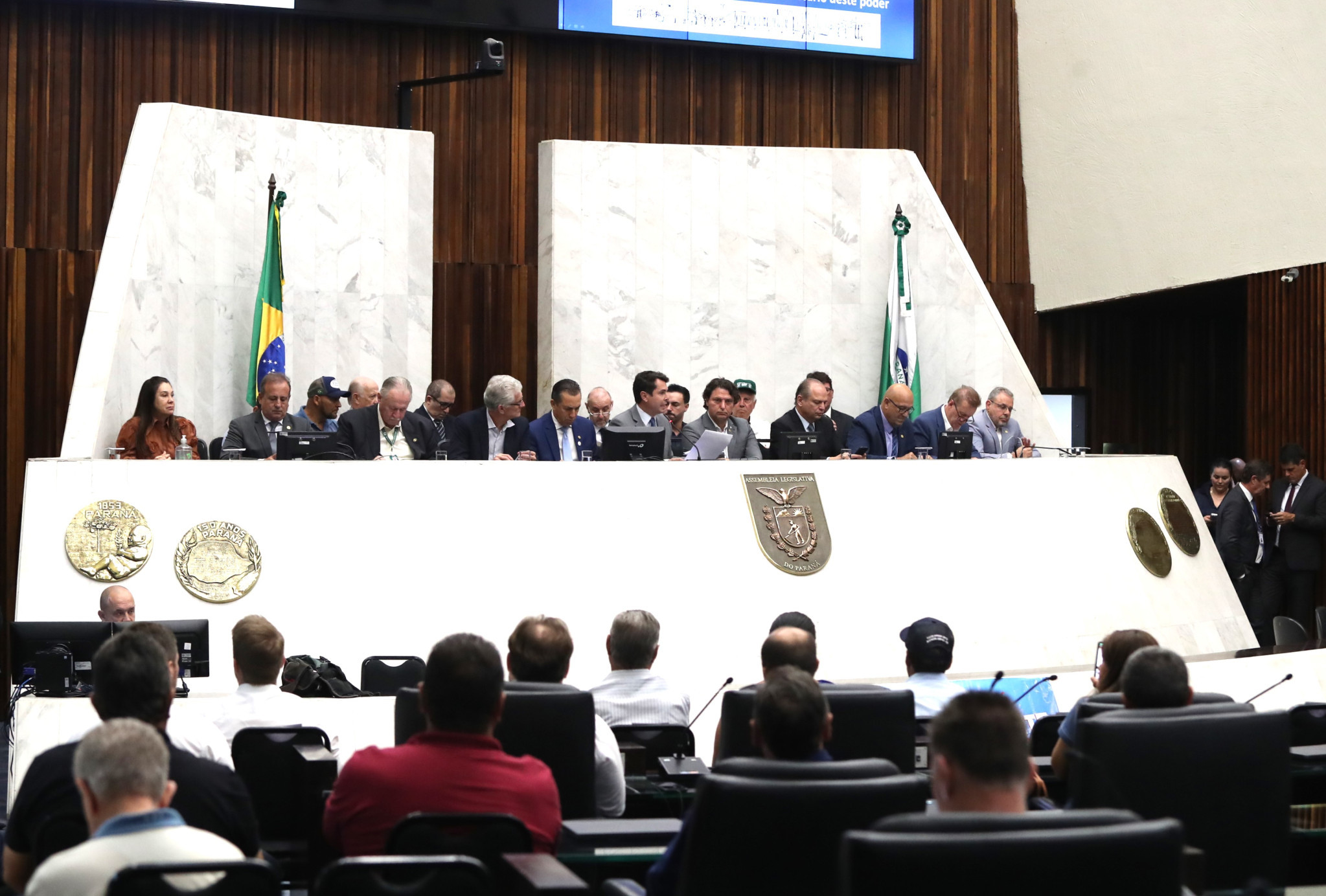 Produtores de leite do Paraná discutem na Assembleia Legislativa soluções para estancar crise histórica