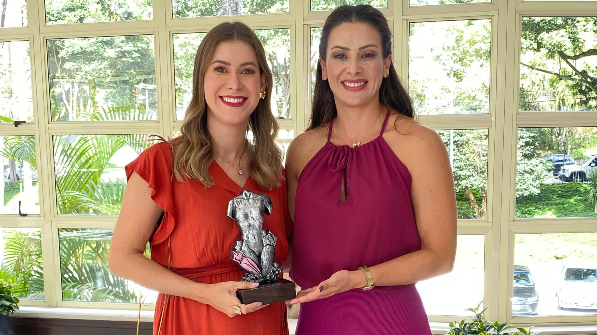 Deputada Mabel Canto (PSDB) entrega Prêmio Rosy de Macedo à pastora Tatiane Joslin