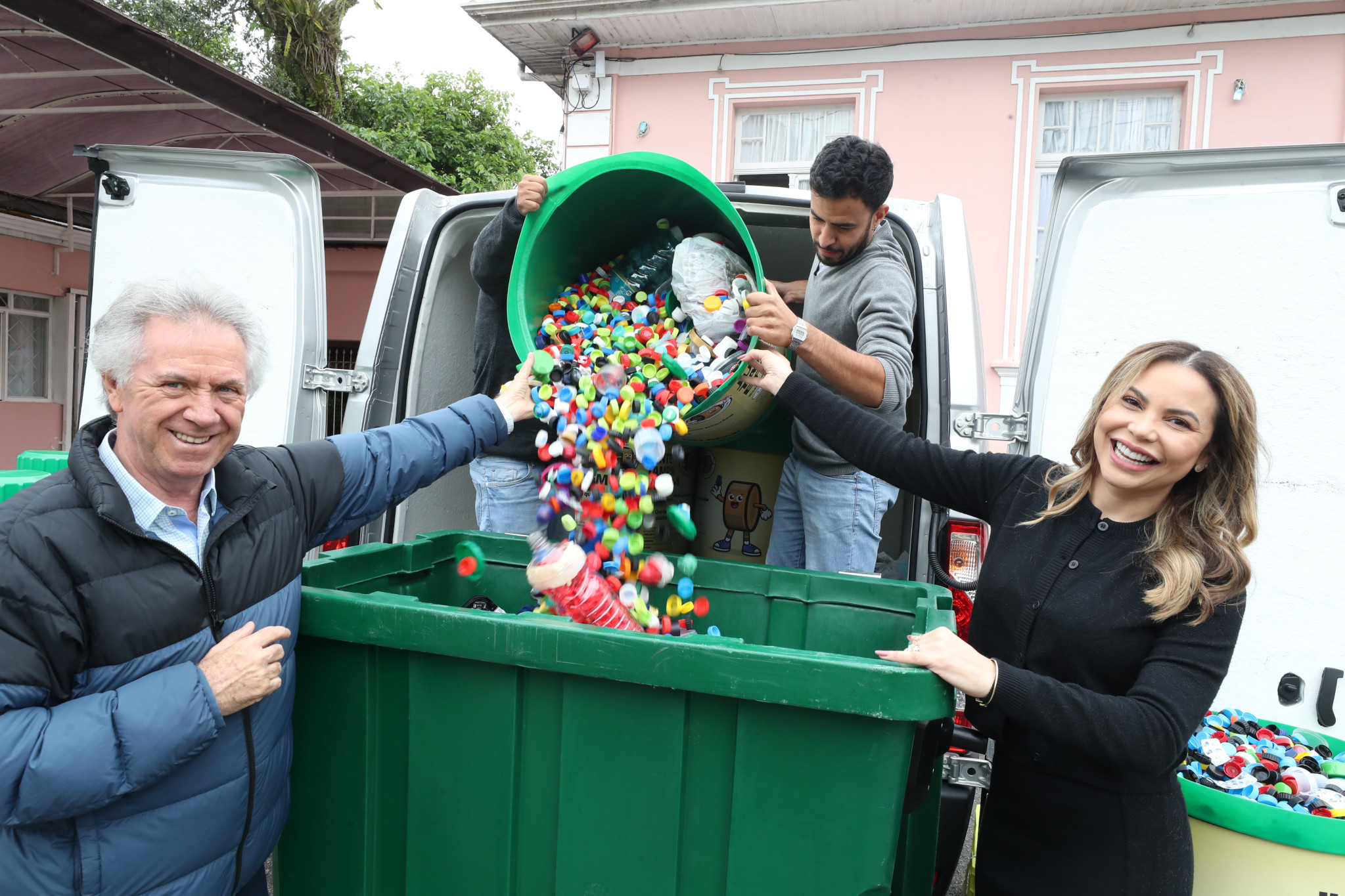 Programa Tampinha Paraná entrega milhares de unidades plásticas ao Asilo São Vicente de Paulo