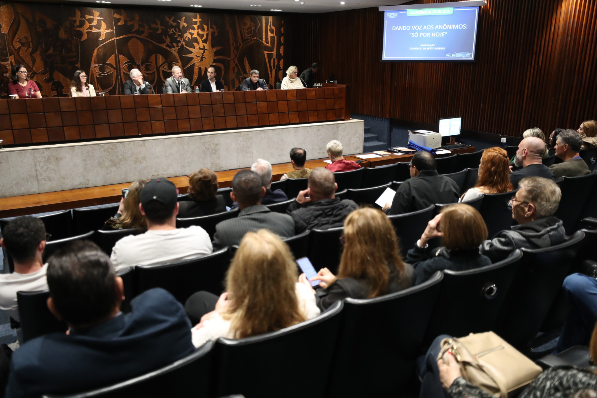 Audiência pública evidencia atuação de grupos de autoajuda anônimos do Paraná