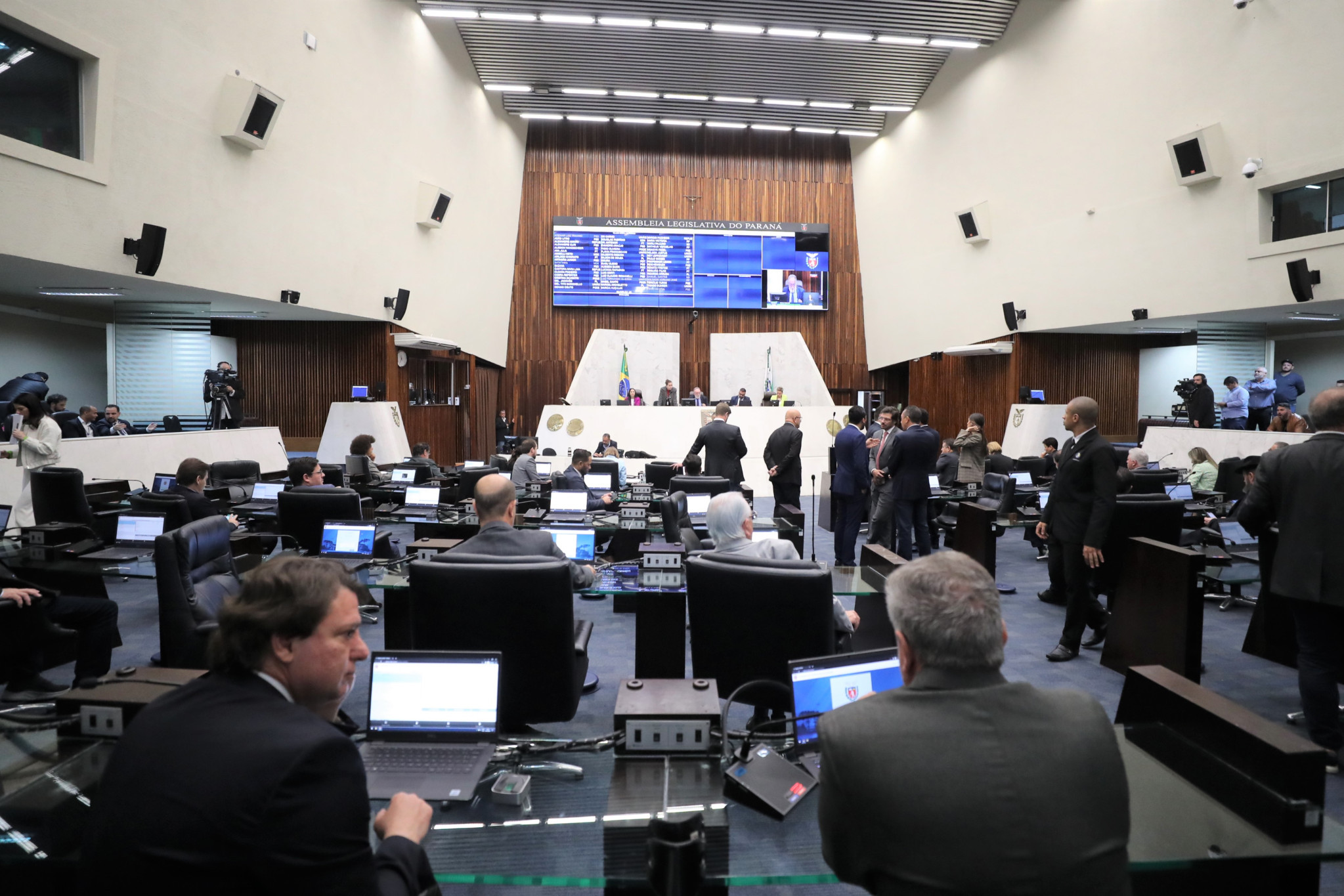 Deputados aprovam projeto de combate ao etarismo no Paraná