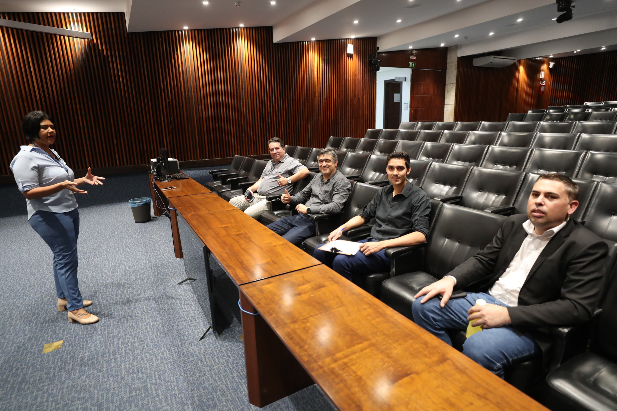 Acadêmicos de Direito da Universidade Tuiuti visitam a Assembleia