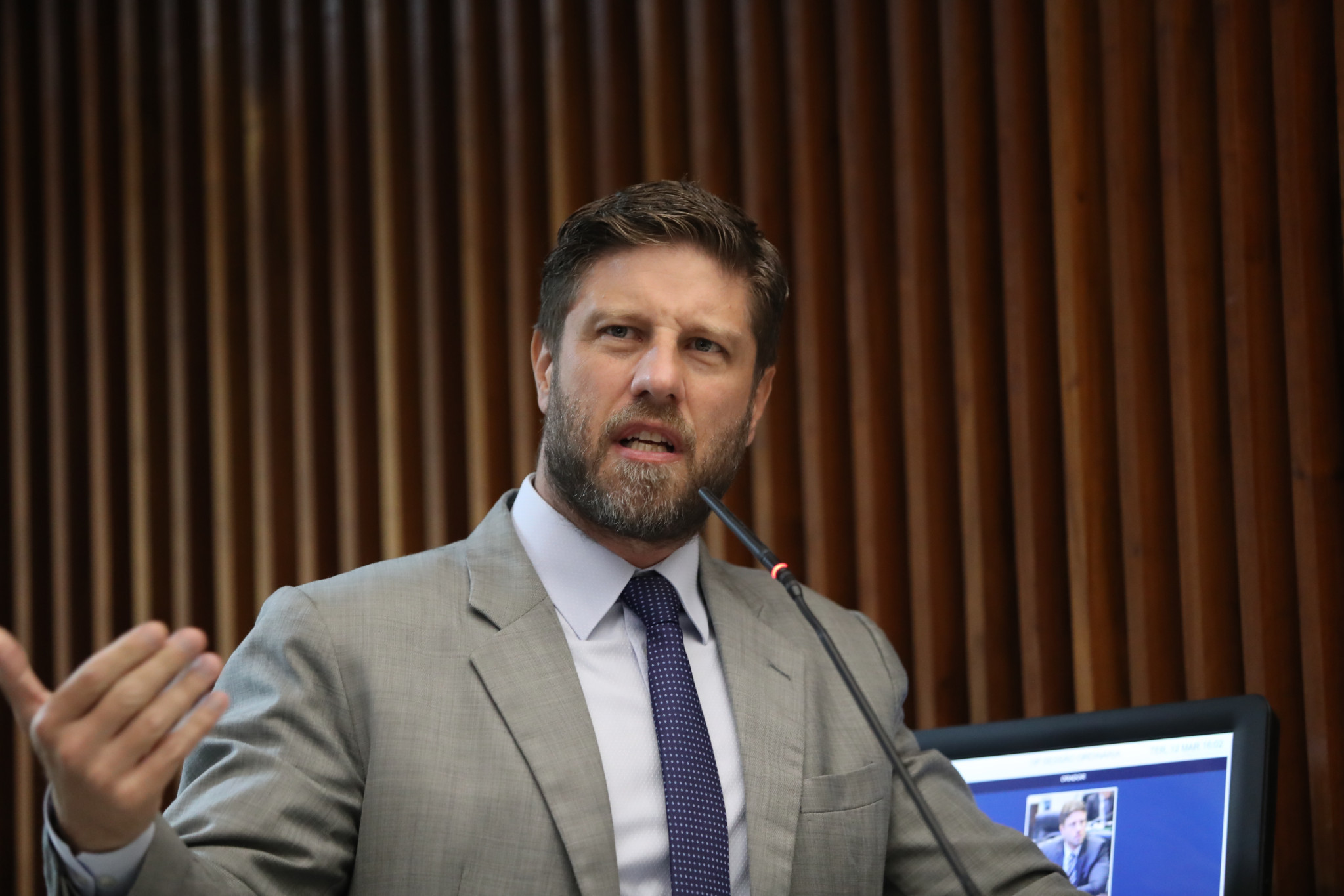 Deputado Requião Filho (PT) chama a atenção para os altos valores do novo modelo de pedágio no Paraná