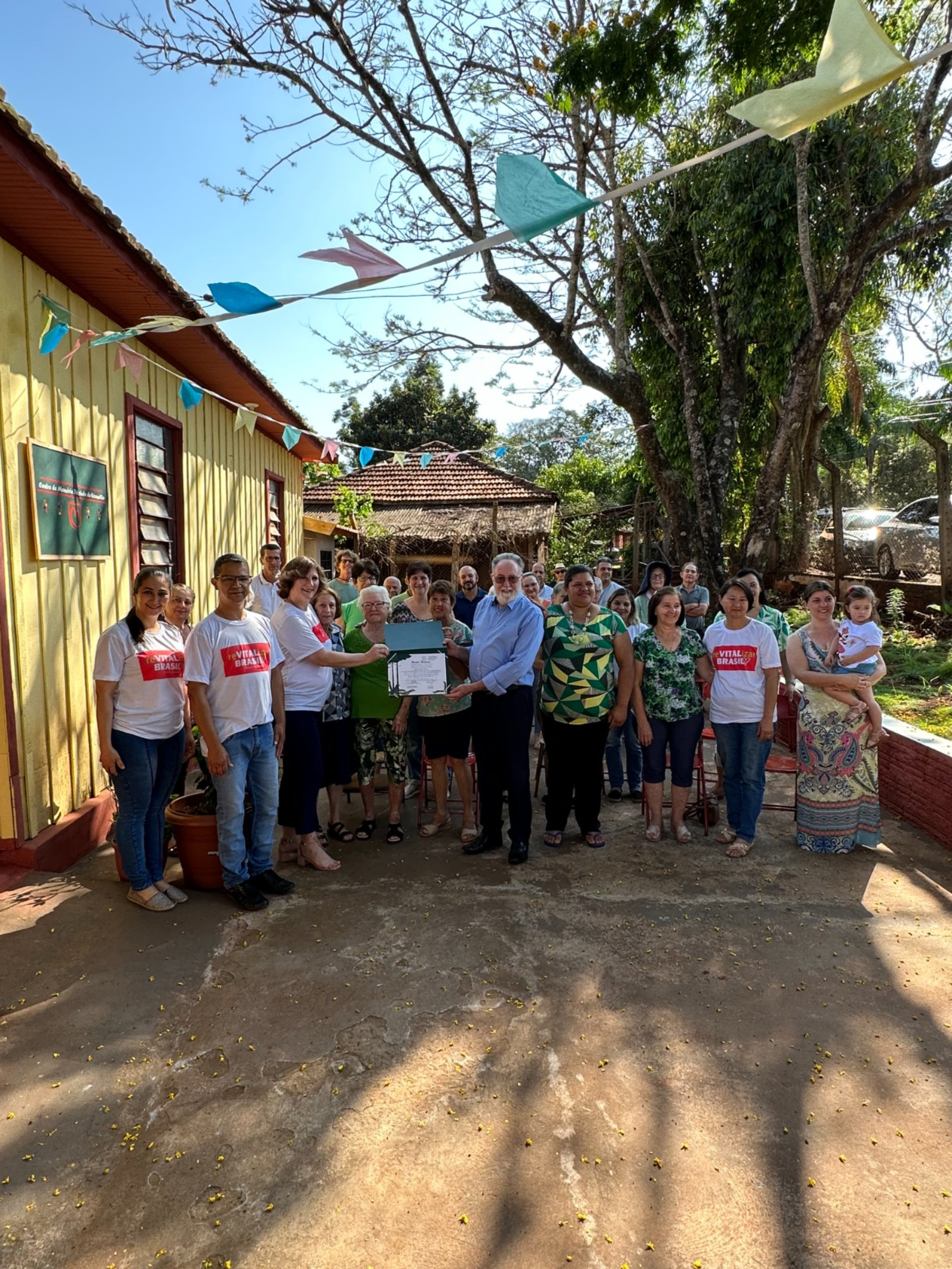 Deputado Tercilio Turini (PSD) homenageia professora pelo resgate da história do município de Rolândia