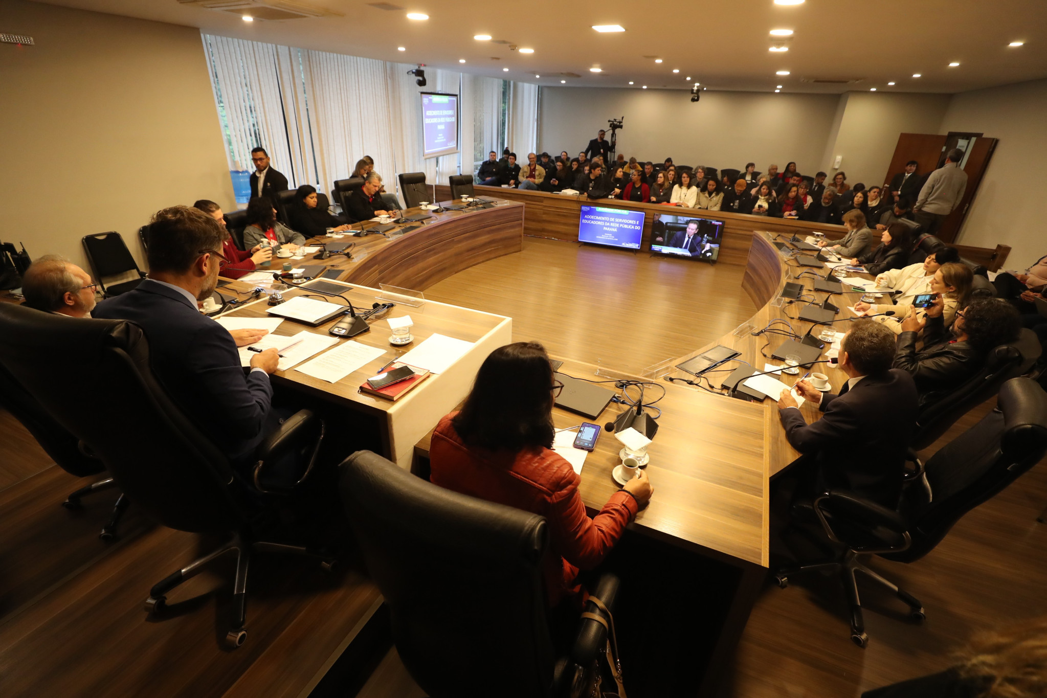 Assembleia debate ações para reverter adoecimento de professores das escolas estaduais do Paraná