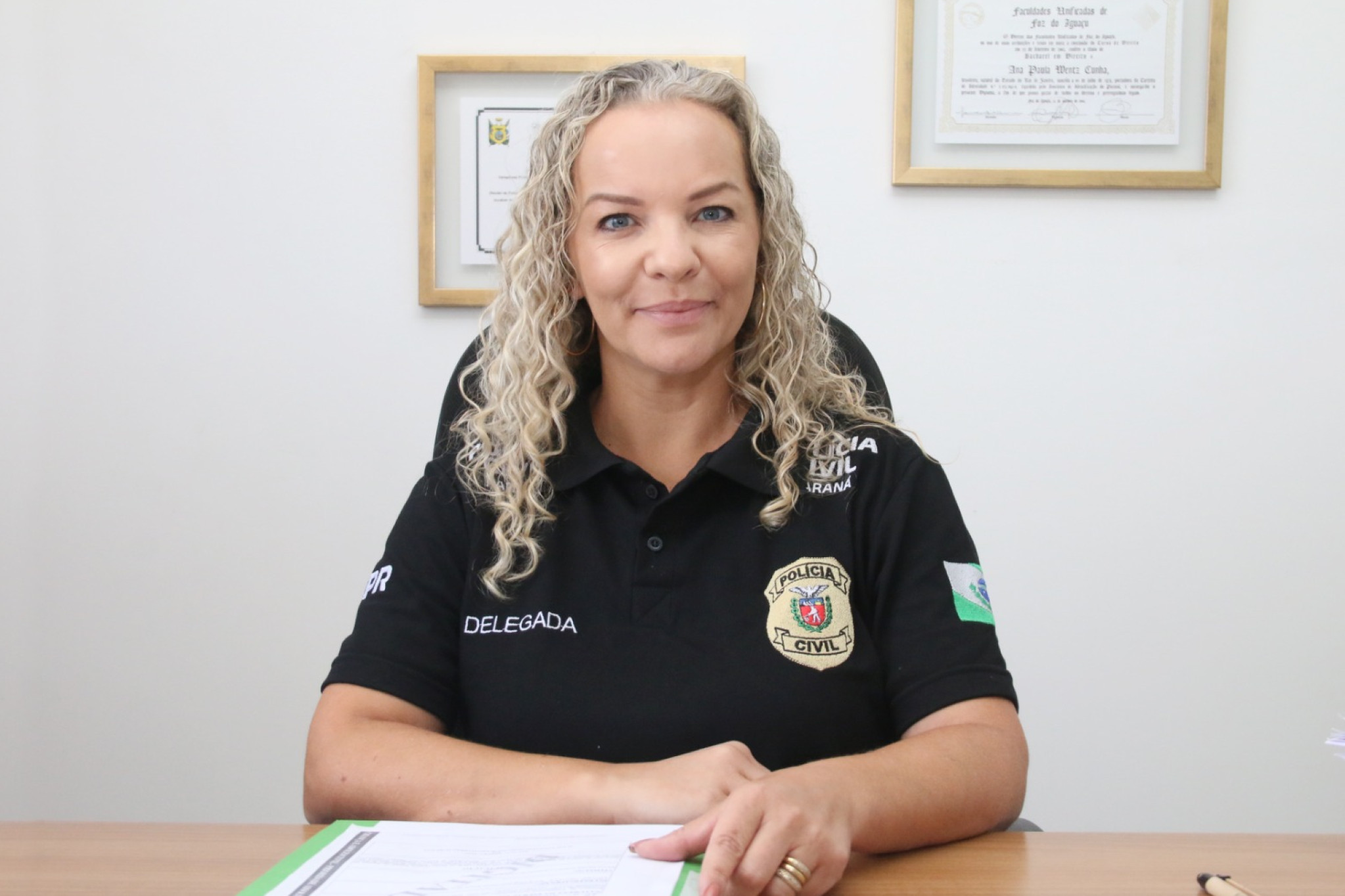 Assembleia concede Título de Cidadania Honorária do Paraná à delegada Ana Paula Cunha Carvalho