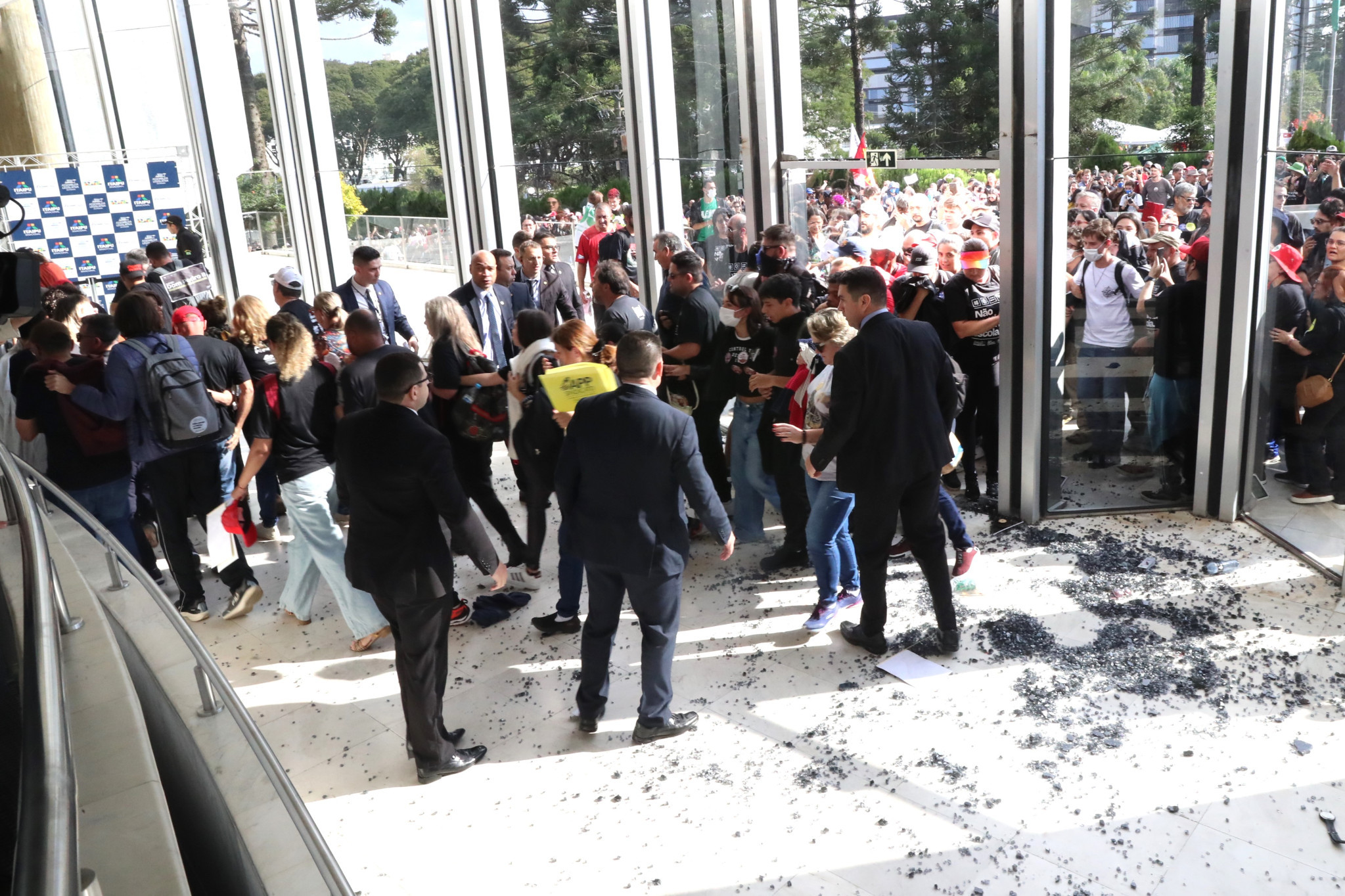 Justiça concede reintegração de posse do prédio da Assembleia Legislativa do Paraná