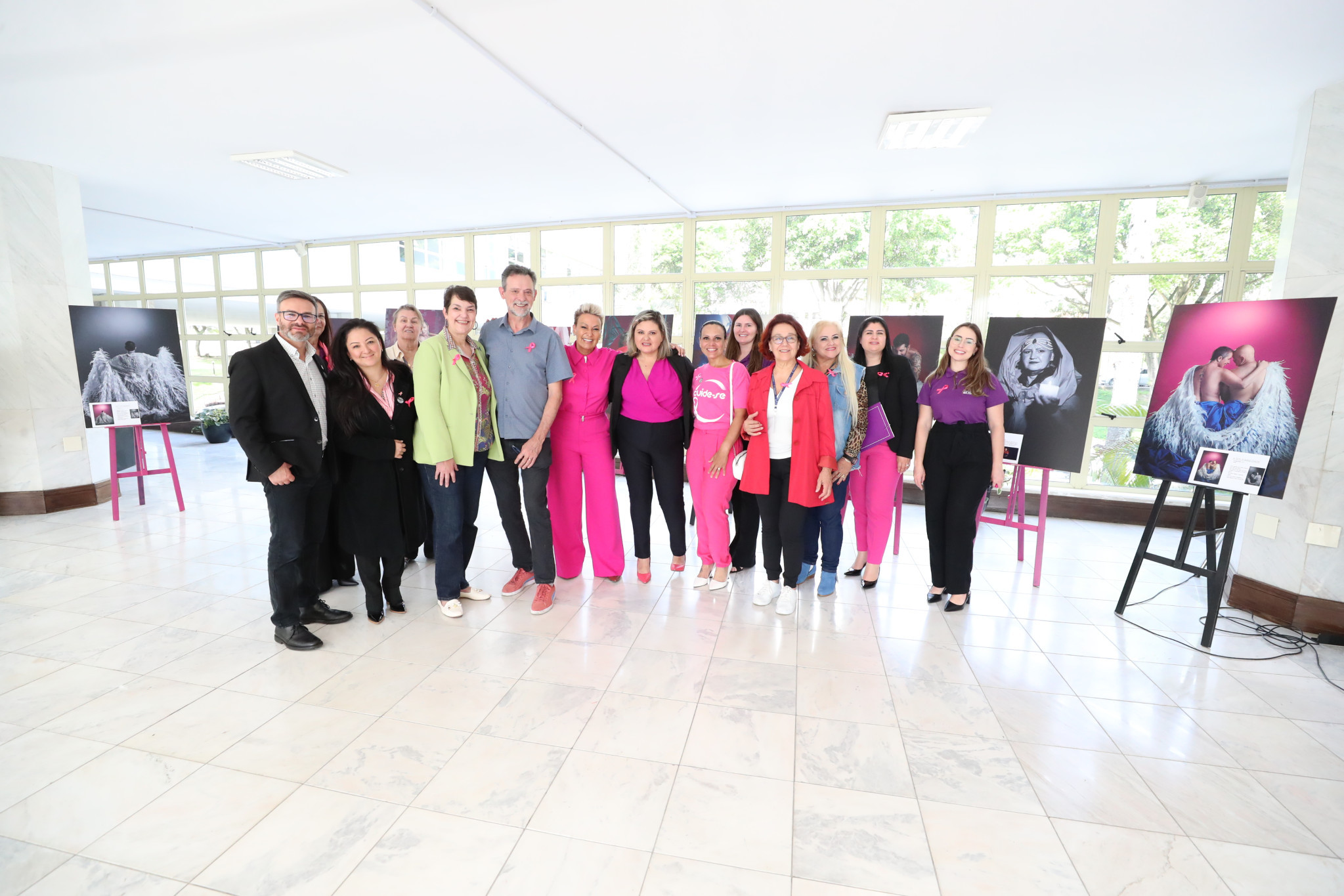 Exposição “Outubre-se” abre programação do mês sobre a importância da prevenção no combate ao câncer de mama