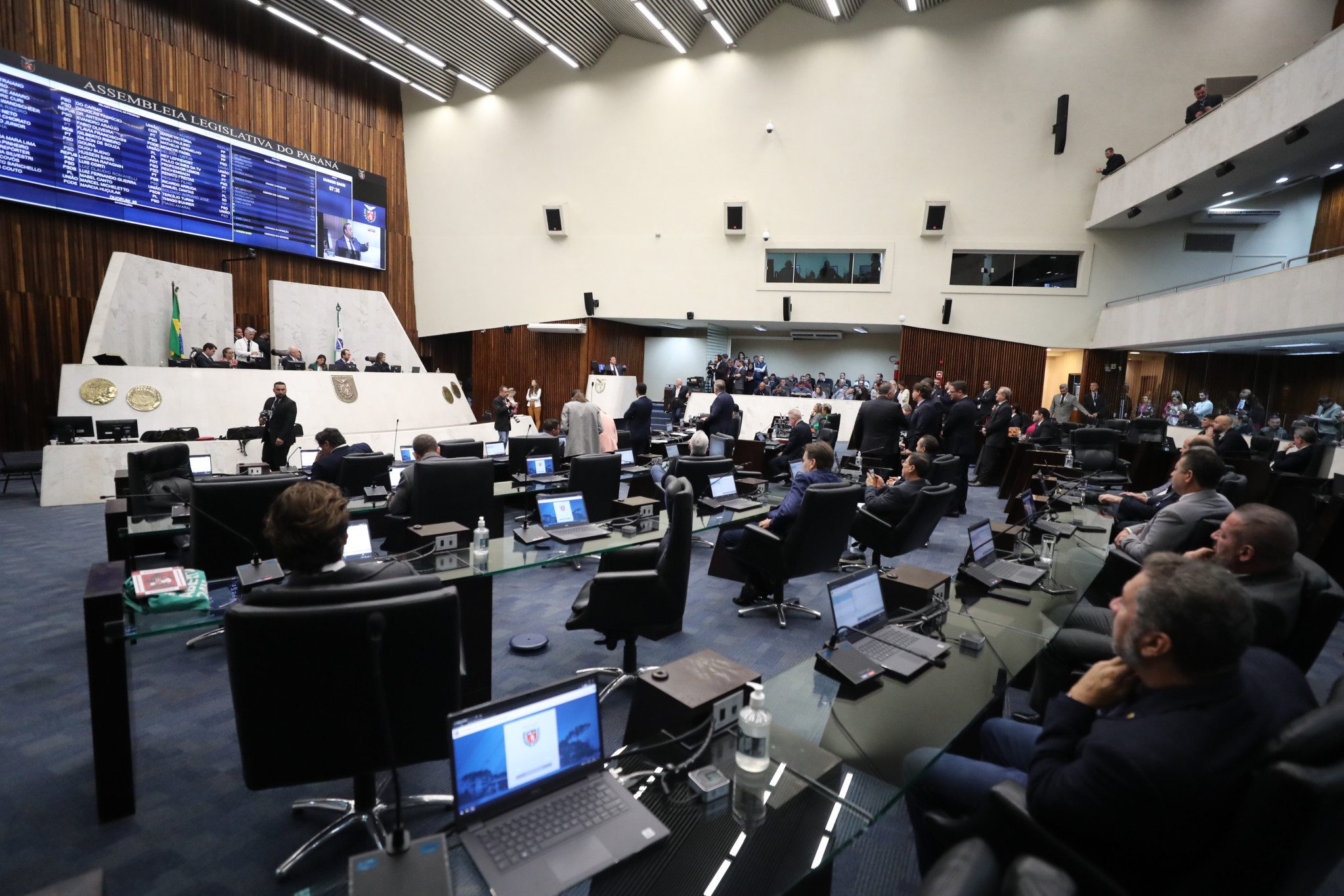 Aprovado projeto que garante a presença de acompanhantes a mulheres durante exames e consultas no Paraná