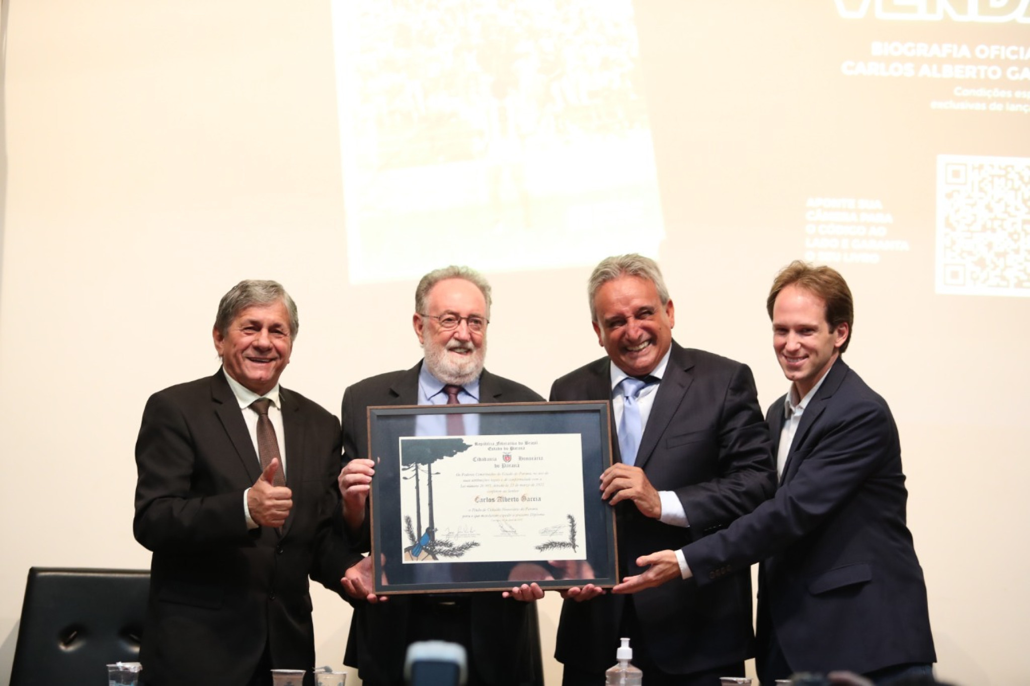 Ídolo do Londrina, Carlos Alberto Garcia recebe o Título de Cidadão Honorário do Paraná
