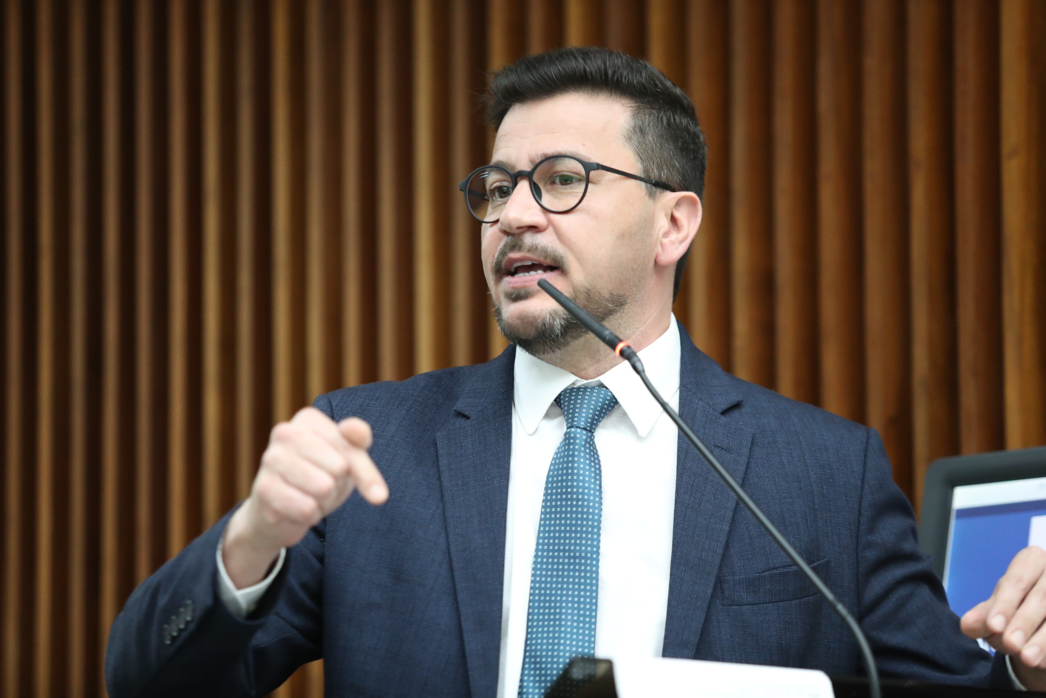 Bancada de Oposição da Assembleia critica suspensão de prerrogativas do deputado Renato Freitas (PT)