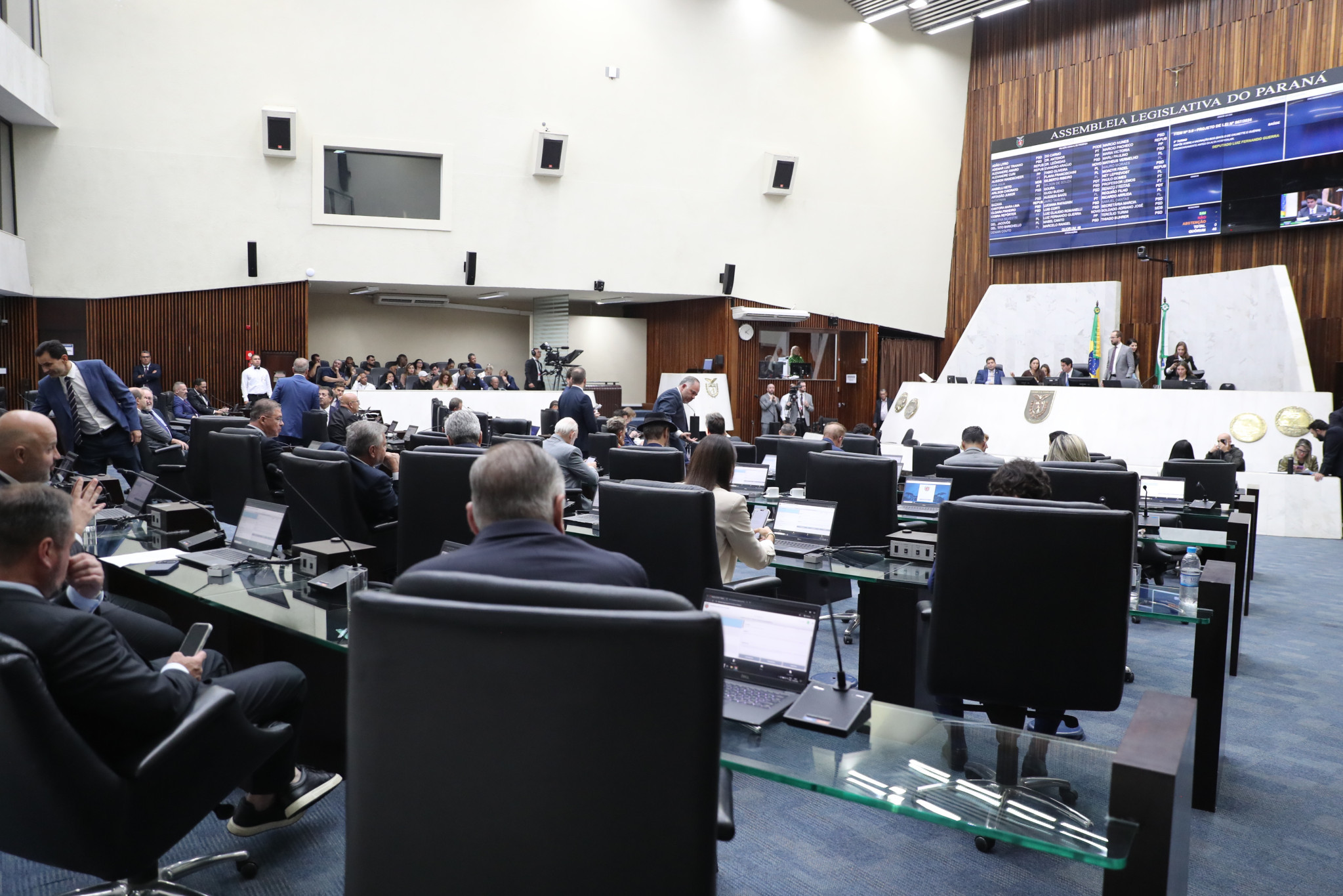 Deputados aprovam novas regras de aposentadoria e pensão a servidores da Segurança Pública no Paraná