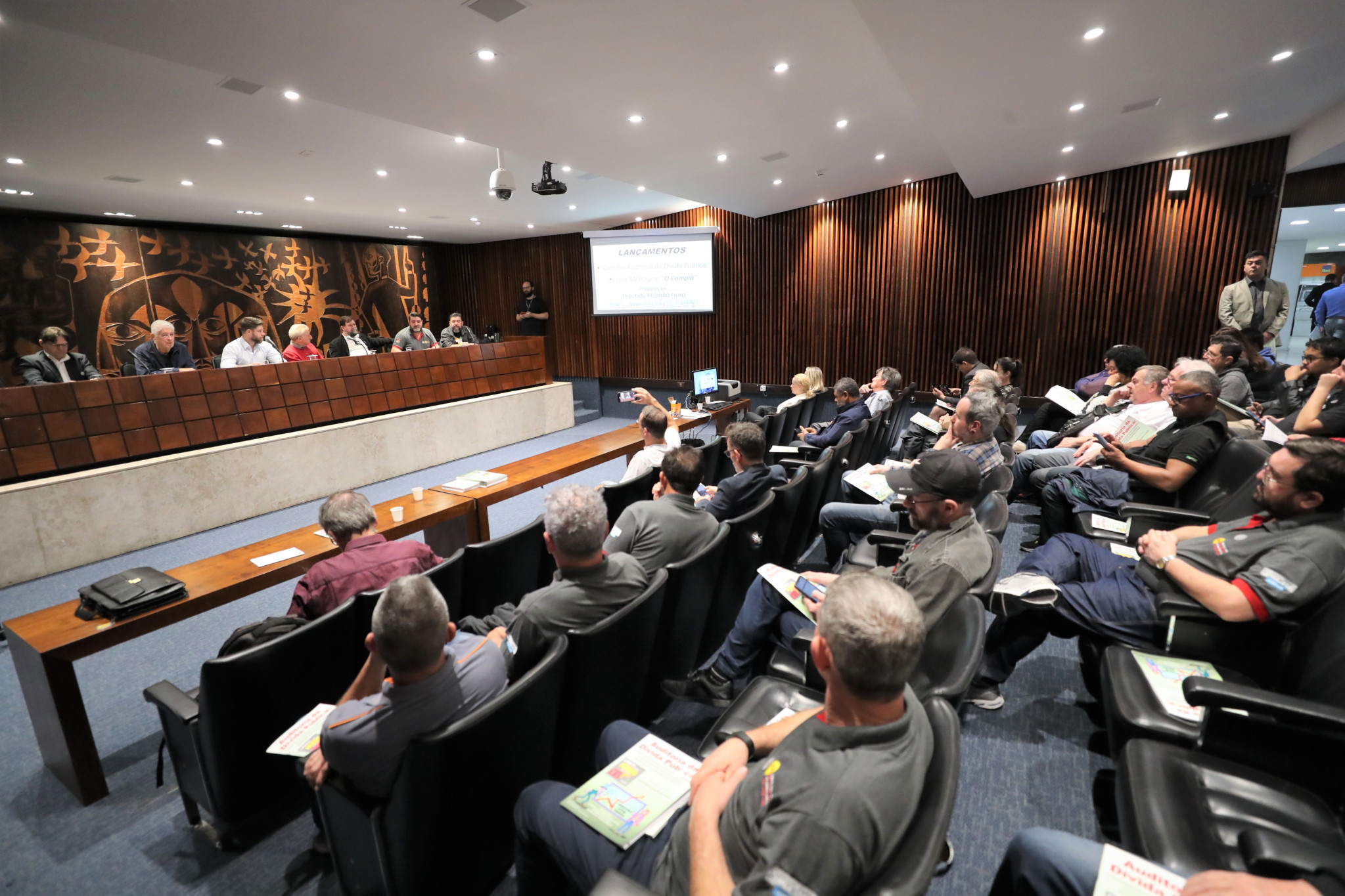 Debate na Assembleia defende fiscalização da dívida pública brasileira